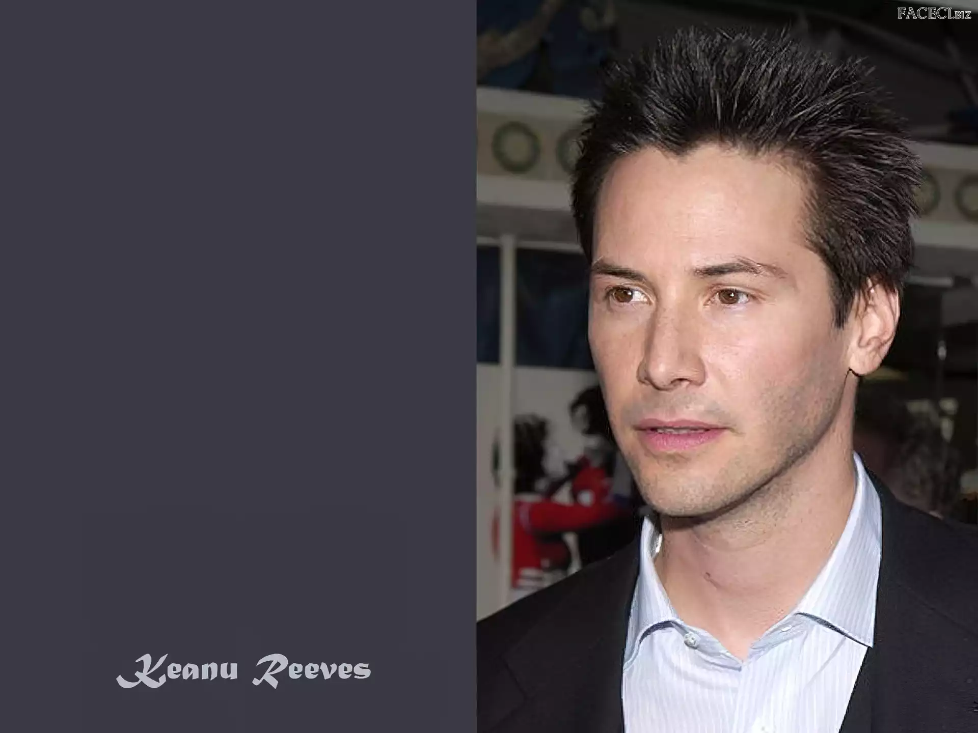 Keanu Reeves, czarna marynarka